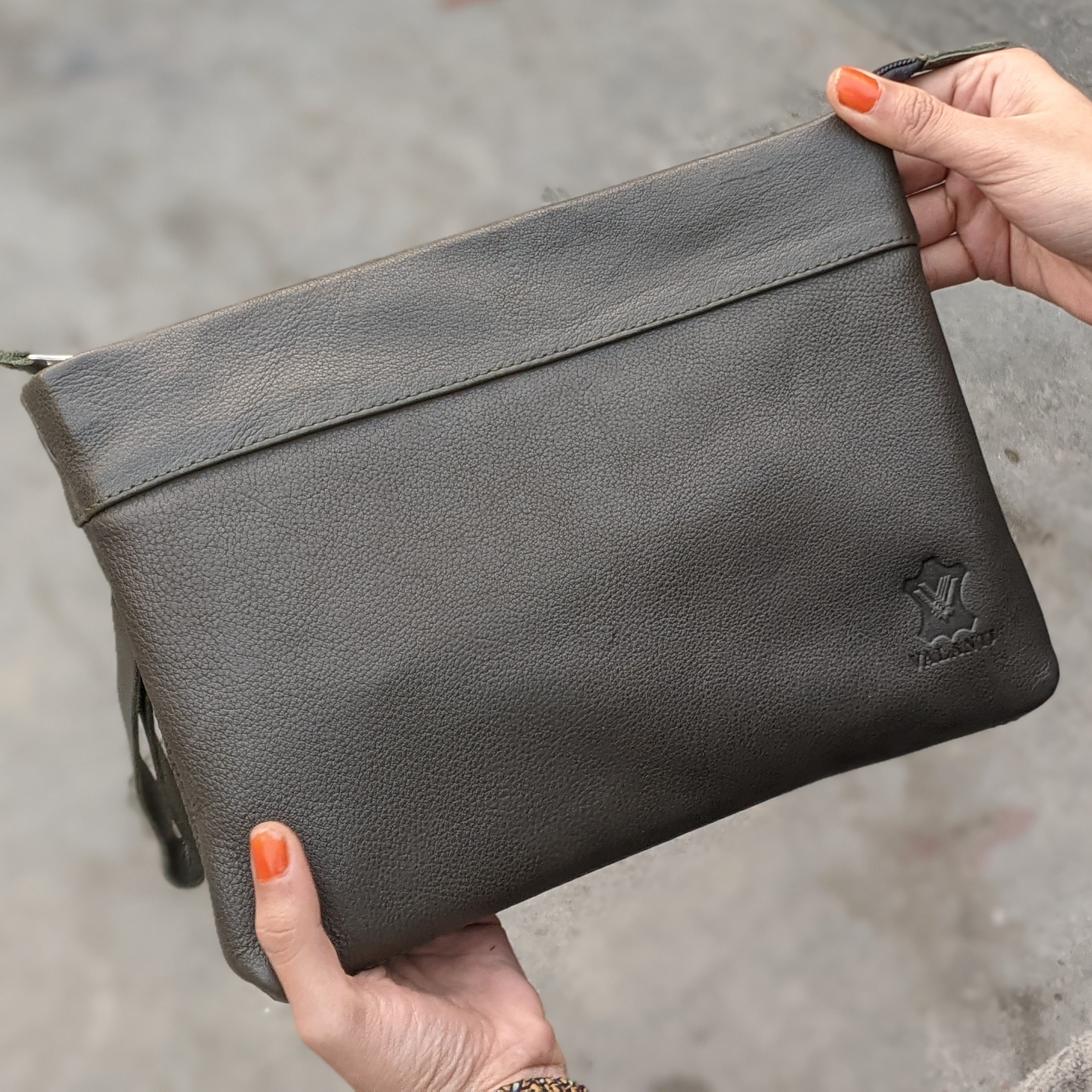 Hand pouch-OLIVE